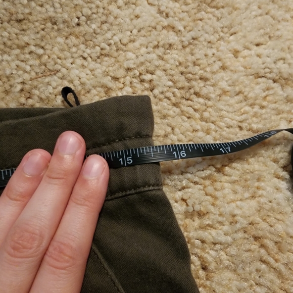Wilfred Free cropped khaki cargo style pants / dark green / Aritzia 100% cotton - Picture 8 of 11